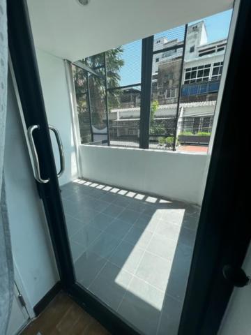 Owl'S Nest Suk 30 Hostel Bangkok Exterior photo