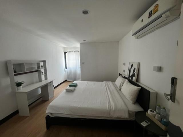 Owl'S Nest Suk 30 Hostel Bangkok Exterior photo