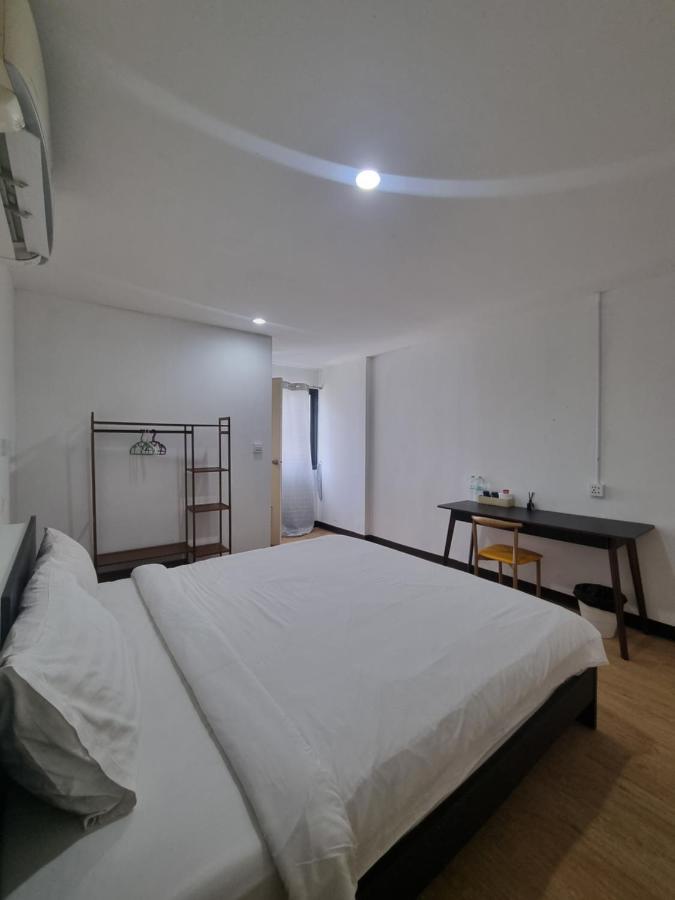 Owl'S Nest Suk 30 Hostel Bangkok Exterior photo